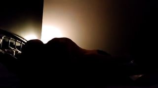 Супружеская пара трахается перед камерой при приглушенном свете