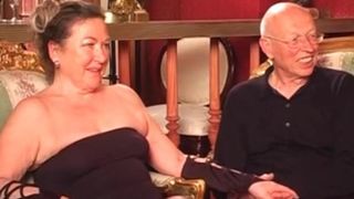 Зрелые любители секса устроили настоящую групповуху в бархатном свингер клубе