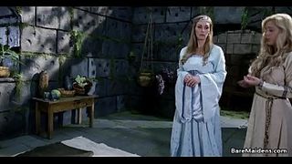 Две лесбийские подружки занимаются ласками в подвале