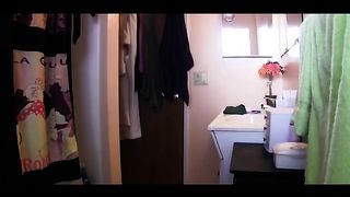 Мамаша дрочит и сосёт большой хуй приёмного сына пока муж на работе